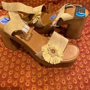 NWTWOB Avellini Platform Tan Suede Sandals, Women’s Size 7 1/2.